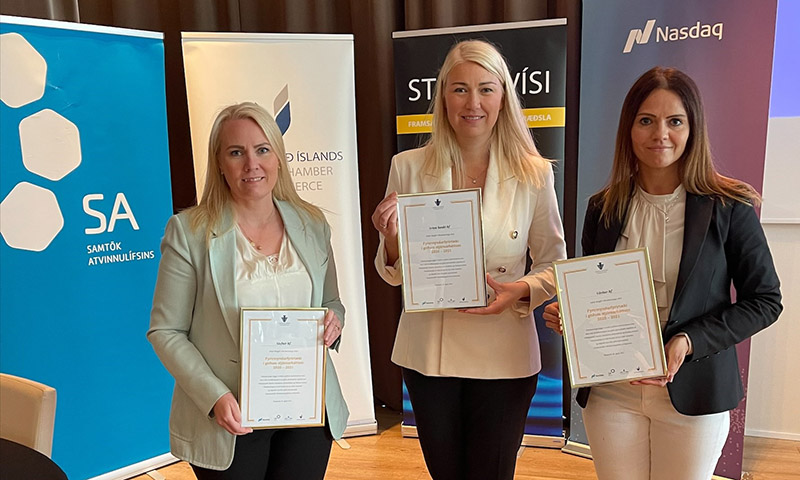 Kristbjörg M. Kristinsdóttir, fjármálastjóri Stefnis, Iða Brá Benediktsdóttir, framkvæmdastjóri viðskiptabankasviðs Arion banka og Hrefna Kristín Jónsdóttir, forstöðumaður tjóna hjá Verði, með viðurkenningar fyrirtækjanna fyrir góða stjórnarhætti. - mynd