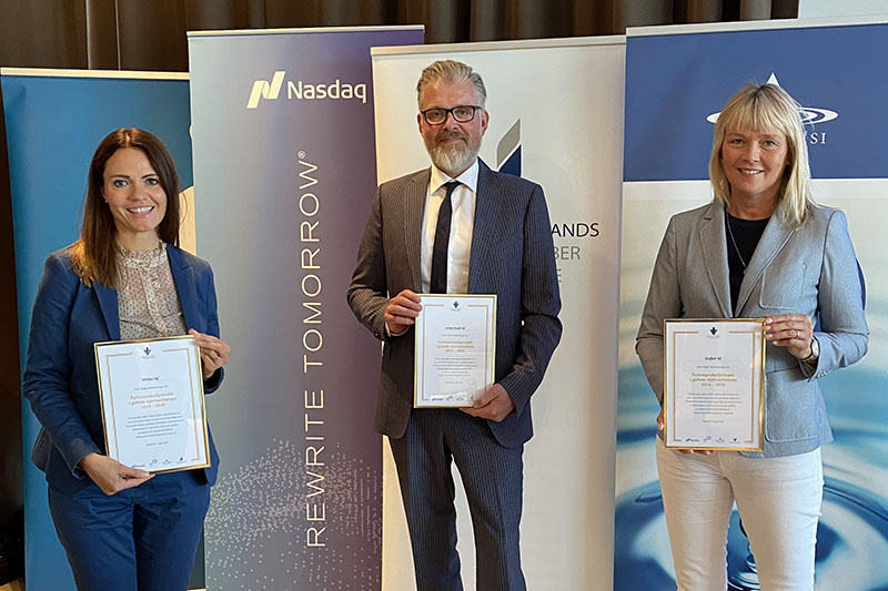 Hér má sjá fulltrúa Arion banka, Stefnis og Varðar taka á móti viðurkenningum fyrir góða stjórnarhætti. - mynd